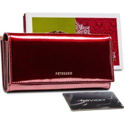 Peterson Czerwony portfel damski skórzany z klapką Peterson NoSize. Czerwone portfele Peterson, bez wzorów. Za 145.95 zł.