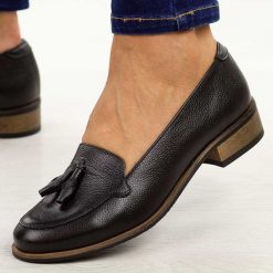 Czarne groszek skórzane Polskie mokasyny damskie Deoni D163A. Czarne mokasyny Deoni, bez wzorów, z materiału, z okrągłym noskiem. Za 429.00 zł.