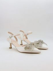 Bellucci Czółenka w kolorze białym z paskiem rozmiar: 37. Białe czółenka Bellucci, bez wzorów, klasyczne, bez obcasa, na szpilce, bez zapięcia. Za 117.99 zł.