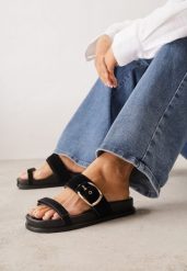 Czarne Klapki z Imitacji Zamszu na Płaskiej Podeszwie z Dużą Sprzączką Zabrina. Czarne klapki Renee, bez wzorów, z jeansu, boho, bez obcasa, na płaskiej podeszwie, bez zapięcia. Za 79.99 zł.