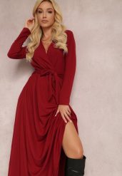 Bordowa Sukienka Achina. Czerwone sukienki Renee, l, bez wzorów, z dzianiny, bez kołnierzyka, bez ramiączek, maxi, kopertowe. W wyprzedaży za 167.99 zł.