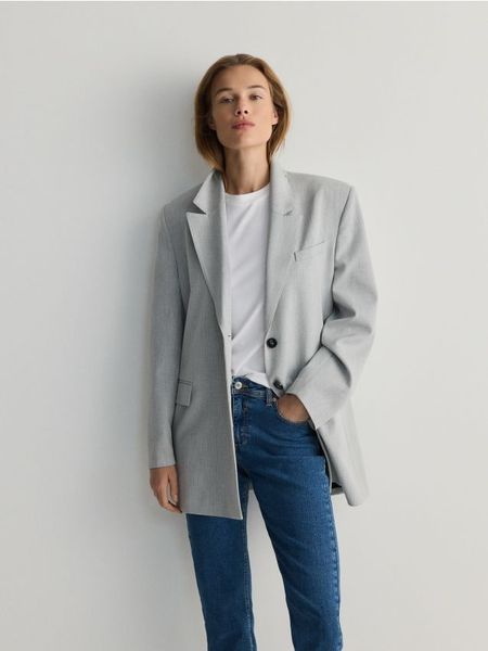 Długa marynarka oversize z wiskozą - jasnoszary. Szare marynarki i żakiety Reserved, l, bez wzorów, z tkaniny, bez ramiączek. W wyprzedaży za 99.99 zł.