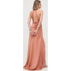 Pinko sukienka kolor pomarańczowy maxi rozkloszowana. Brązowe sukienki Pinko, bez wzorów, bez kołnierzyka, bez ramiączek, maxi, dopasowane. Za 1,889.90 zł.