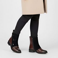 Botki damskie Maciejka, na płaskim obcasie ze skóry licowej i zapinane na suwak, bordowe, H7172-23-00-7. Czerwone botki Maciejka, z aplikacjami, ze skóry, bez obcasa, na obcasie, bez zapięcia. Za 269.00 zł.