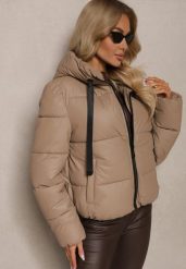 Ciemnobeżowa Pikowana Kurtka o Prostym Kroju z Kapturem i Kieszeniami Miriara. Brązowe kurtki Renee, na zimę, l, bez wzorów, z jeansu, eleganckie, z kapturem. Za 139.99 zł.