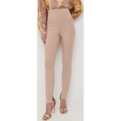 Marciano Guess spodnie damskie kolor beżowy dopasowane medium waist. Brązowe spodnie materiałowe Marciano Guess, z aplikacjami, z materiału. Za 869.99 zł.