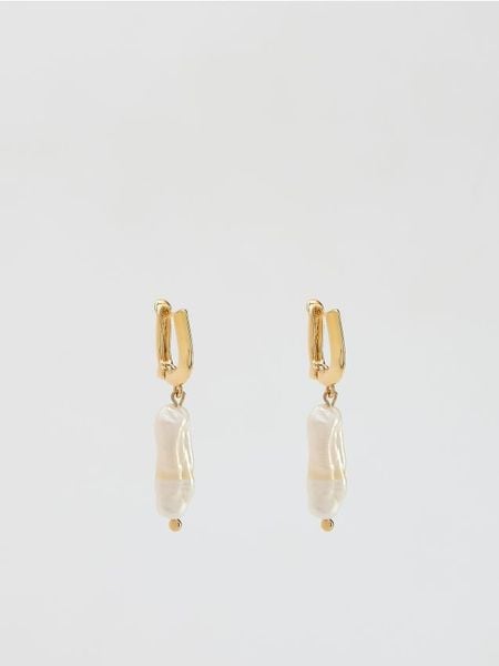 Kolczyki z naturalną perłą - biały. Białe kolczyki Reserved, z perłą. Za 89.99 zł.