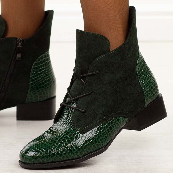 Zielone płaskie botki damskie Potocki 12498. Zielone botki POTOCKI, bez wzorów, z lakierowanej skóry, eleganckie, bez obcasa, na obcasie, bez zapięcia. Za 219.00 zł.