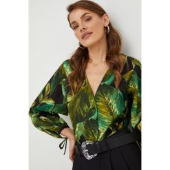 Answear Lab koszula bawełniana damska kolor zielony. Zielone koszule Answear Lab, l, bez wzorów, z bawełny, bez kołnierzyka, bez ramiączek. W wyprzedaży za 129.99 zł.