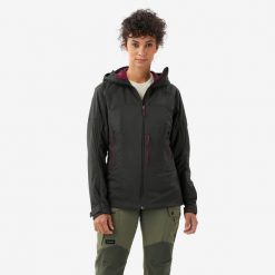 Kurtka turystyczna damska MT900 Softshell. Zielone kurtki przejściowe sportowe SIMOND, m, bez wzorów, z materiału, bez kaptura, trekkingowe. Za 349.99 zł.