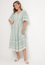 Miętowa Bawełniana Sukienka Boho o Rozkloszowanym Kroju z Wiązaniem i Haftem Korithira. Zielone sukienki Born2be, na co dzień, l, z aplikacjami, z bawełny, boho, bez kołnierzyka, bez ramiączek, midi, dopasowane. Za 169.99 zł.