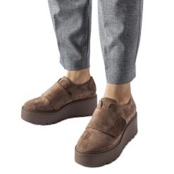 Brązowe półbuty na platformie Pallet. Brązowe półbuty wsuwane na zimę, bez wzorów, z tworzywa sztucznego, eleganckie, bez obcasa, na platformie. Za 177.71 zł.
