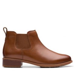 Sztyblety Clarks. Brązowe botki Clarks, bez wzorów, bez obcasa, na płaskiej podeszwie, bez zapięcia. Za 259.99 zł.