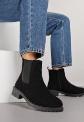Czarne Botki Sztyblety z Imitacji Zamszu Ozdobione Elastycznym Elementem Clasina. Czarne botki Renee, bez wzorów, eleganckie, bez obcasa, na płaskiej podeszwie, bez zapięcia. Za 79.99 zł.
