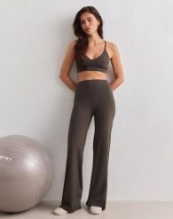 Damskie legginsy z prostą nogawką, dłuższe Sense w kolorze ciemnego bluszczu. Zielone legginsy AIM'N, bez wzorów, z elastanu, długie. Za 348.00 zł.