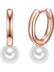 The Pacific Pearl Company Pozłacane kolczyki-kreole z perłami rozmiar: onesize. Białe kolczyki The Pacific Pearl Company, z perłą, pozłacane. Za 304.49 zł.