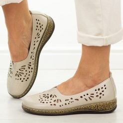 Beżowe ażurowe półbuty damskie Potocki 90392. Brązowe półbuty wsuwane POTOCKI, na lato, w ażurowe wzory, z jeansu, eleganckie, bez obcasa, na płaskiej podeszwie. Za 149.00 zł.