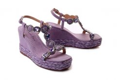 ALMA EN PENA V23510 suede lilac, sandały damskie. Fioletowe sandały Alma En Pena, bez wzorów, ze skóry, bez obcasa, na koturnie, bez zapięcia. Za 574.90 zł.