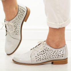 Białe ażurowe skórzane półbuty damskie Cambell 19386. Białe półbuty wsuwane Cambell, na lato, w ażurowe wzory, z jeansu, biznesowe, z okrągłym noskiem, bez obcasa, na obcasie. Za 239.00 zł.