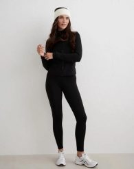 Damskie legginsy ocieplane wydłużone czarne. Czarne legginsy AIM'N, bez wzorów, z dzianiny, długie. Za 351.00 zł.