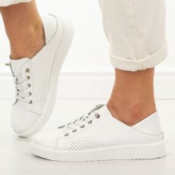 Białe skórzane półbuty damskie Vinceza 79590. Białe półbuty wsuwane VINCEZA, na lato, bez wzorów, z jeansu, eleganckie, z okrągłym noskiem, bez obcasa. Za 219.00 zł.