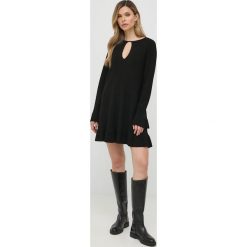 Twinset sukienka kolor czarny midi rozkloszowana. Czarne sukienki Twinset, l, bez wzorów, z dzianiny, bez kołnierzyka, bez ramiączek, midi, rozkloszowane. Za 869.99 zł.