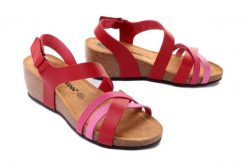 DR. BRINKMANN 710101-04 rouge, sandały damskie. Czerwone sandały Dr. Brinkmann, bez wzorów, ze skóry, bez obcasa, na koturnie, bez zapięcia. Za 284.90 zł.