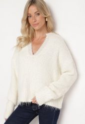 Jasnobeżowy Krótki Sweter z Wełną i Głębokim Dekoltem w Serek Savalithia. Brązowe swetry Born2be, na zimę, bez wzorów, z wełny, bez ramiączek. W wyprzedaży za 135.99 zł.