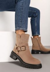 Ciemnobeżowe Botki z Imitacji Zamszu Zdobione Klamrą w Motocyklowym Stylu Ninnalea. Brązowe botki Born2be, z aplikacjami, z jeansu, eleganckie, bez obcasa, na obcasie, bez zapięcia. W wyprzedaży za 104.99 zł.