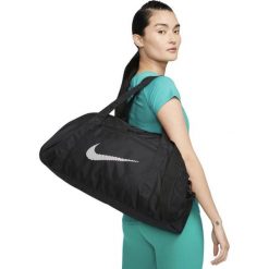 Torba treningowa uniseks Nike Gym Club. Czarne torby sportowe Nike, bez wzorów. W wyprzedaży za 149.00 zł.