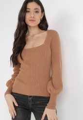 Jasnobrązowy Sweter Uhrieth. Brązowe swetry Born2be, bez wzorów, z dzianiny, bez ramiączek. W wyprzedaży za 93.49 zł.