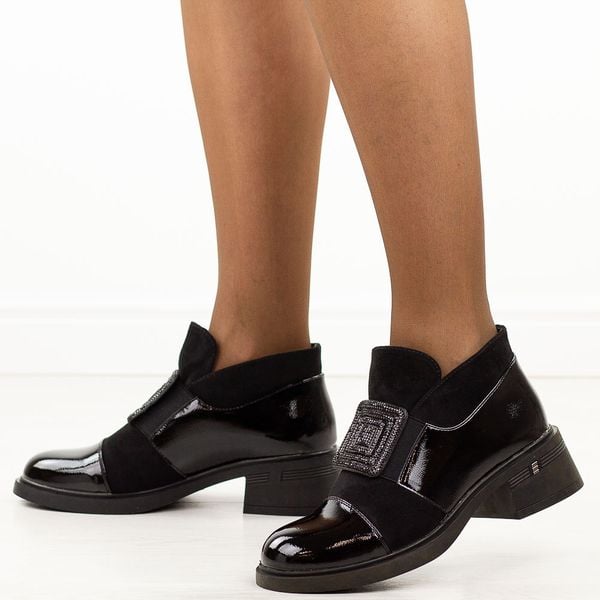 Czarne lakierowane botki damskie Vinceza 58558. Czarne botki VINCEZA, z aplikacjami, z dzianiny, eleganckie, z okrągłym noskiem, bez obcasa, na obcasie, bez zapięcia. Za 219.00 zł.