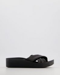 SKÓRZANE KLAPKI 515103 BLACK. Czarne klapki Venezia, bez wzorów, ze skóry, bez obcasa, bez zapięcia. Za 179.00 zł.