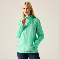 Kurtka trekkingowa damska Pack It Jacket III kieszonkowa przeciwdeszczowa. Niebieskie kurtki przeciwdeszczowe Regatta, bez wzorów, bez kaptura, trekkingowe. Za 149.99 zł.