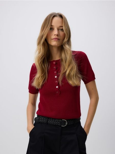 Sweter z krótkimi rękawami - karminowy. Czerwone swetry Reserved, l, bez wzorów, z dzianiny, bez ramiączek. W wyprzedaży za 69.99 zł.