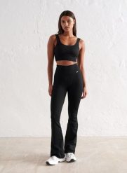 Damskie legginsy bezszwowe, prążkowane, squat proof, dzwony, skrócone czarne. Czarne legginsy AIM'N, bez wzorów, z dzianiny. Za 296.00 zł.