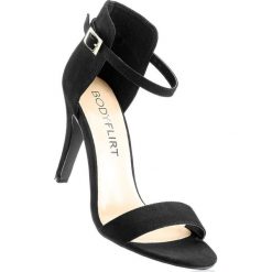 Sandały bonprix czarny. Czarne sandały bonprix, w paski, eleganckie. Za 49.99 zł.