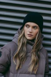 WEŁNIANA CZAPKA DELIA CZARNA One size - Flawless. Czarne czapki zimowe Flawless, bez wzorów, z kaszmiru, eleganckie. Za 239.00 zł.