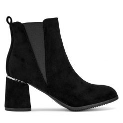 Botki JENNY. Czarne botki Jenny, bez wzorów, bez obcasa, na słupku, bez zapięcia. Za 149.99 zł.