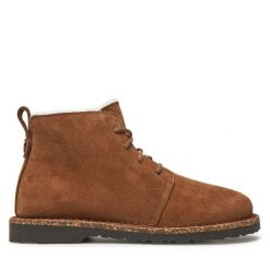 Trzewiki Birkenstock. Brązowe botki Birkenstock, bez wzorów, bez obcasa, na płaskiej podeszwie, bez zapięcia. Za 859.99 zł.