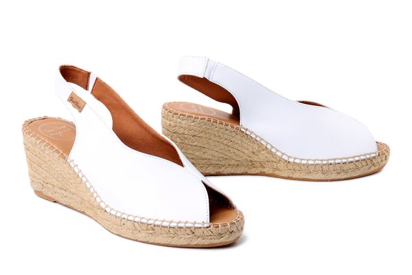 TONI PONS LAILA-P white, sandały damskie. Białe sandały Toni Pons, bez wzorów, bez obcasa, bez zapięcia. Za 284.67 zł.