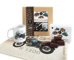 BMW GS — paczka (Zawartość paczki: koszulka - torba - kubek - słodycze; Rozmiar koszulki / bluzy: S (damska); Kolor koszulki / bluzy: biały; Rodzaj na. Białe t-shirty sportowe nikiniki, s, bez wzorów, z bawełny, bez ramiączek. Za 169.00 zł.
