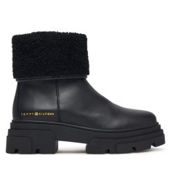 Botki Tommy Hilfiger. Czarne botki Tommy Hilfiger, bez wzorów, bez obcasa, na płaskiej podeszwie, bez zapięcia. Za 749.99 zł.