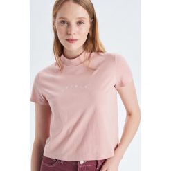 Bluzka z półgolfem - Różowy. Bluzki marki Cropp. Za 29.99 zł.