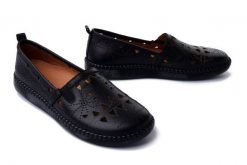 MANITU 840073-01 schwarz, półbuty damskie. Czarne półbuty wsuwane Manitu, na lato, w ażurowe wzory, ze skóry, bez obcasa. Za 319.90 zł.