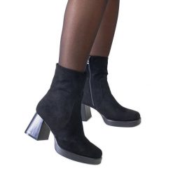 Czarne botki na słupku z kwadratowym noskiem eko-zamsz Rumaila. Czarne botki bez wzorów, z tworzywa sztucznego, bez obcasa, na słupku, bez zapięcia. Za 89.95 zł.