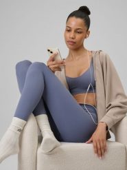 4F Legginsy do jogi szybkoschnące damskie - niebieskie XL. Niebieskie legginsy sportowe 4f, l, bez wzorów, ze skóry, z podwyższonym stanem, na jogę i pilates. Za 119.99 zł.