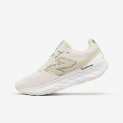 Buty do biegania damskie New Balance Fresh Foam 520 V9. Białe buty do biegania New Balance, bez wzorów, bez zapięcia, do biegania. W wyprzedaży za 259.99 zł.