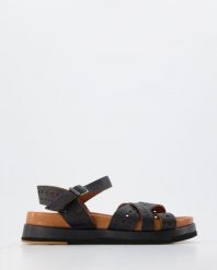 CZARNE SANDAŁY 009620D BLACK. Czarne sandały Venezia, bez wzorów, ze skóry, bez obcasa, bez zapięcia. Za 219.00 zł.