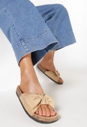 Ciemnobeżowe Klapki Nesariye. Brązowe klapki Born2be, bez wzorów, bez obcasa, na płaskiej podeszwie, bez zapięcia. Za 59.99 zł.